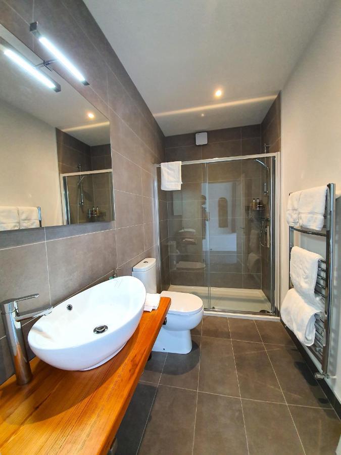 Dingle Garden Townhouse Bed & Breakfast Luaran gambar A wet room