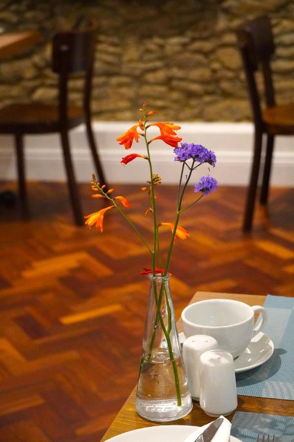 Dingle Garden Townhouse Bed & Breakfast Luaran gambar A vase of flowers