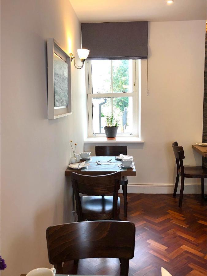Dingle Garden Townhouse Bed & Breakfast Luaran gambar A table at the restaurant