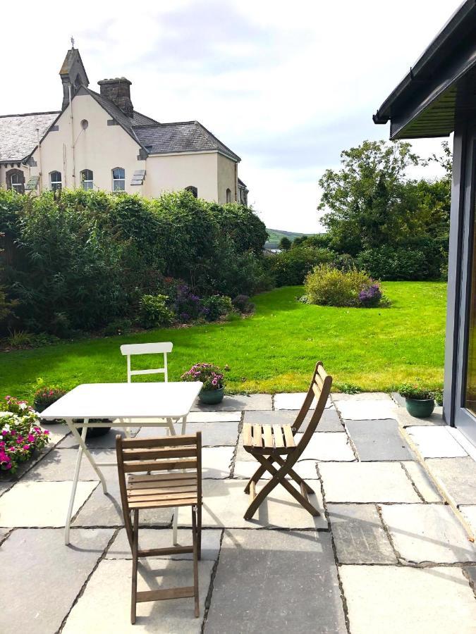 Dingle Garden Townhouse Bed & Breakfast Luaran gambar The garden of the former school house