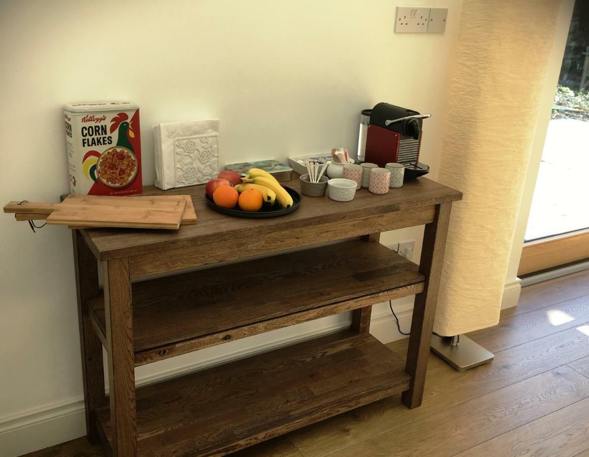 Dingle Garden Townhouse Bed & Breakfast Luaran gambar A coffee table with a coffee machine