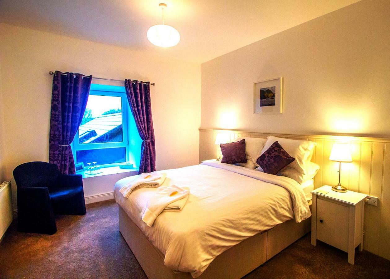 Dingle Garden Townhouse Bed & Breakfast Luaran gambar A bedroom at the Old Post Office