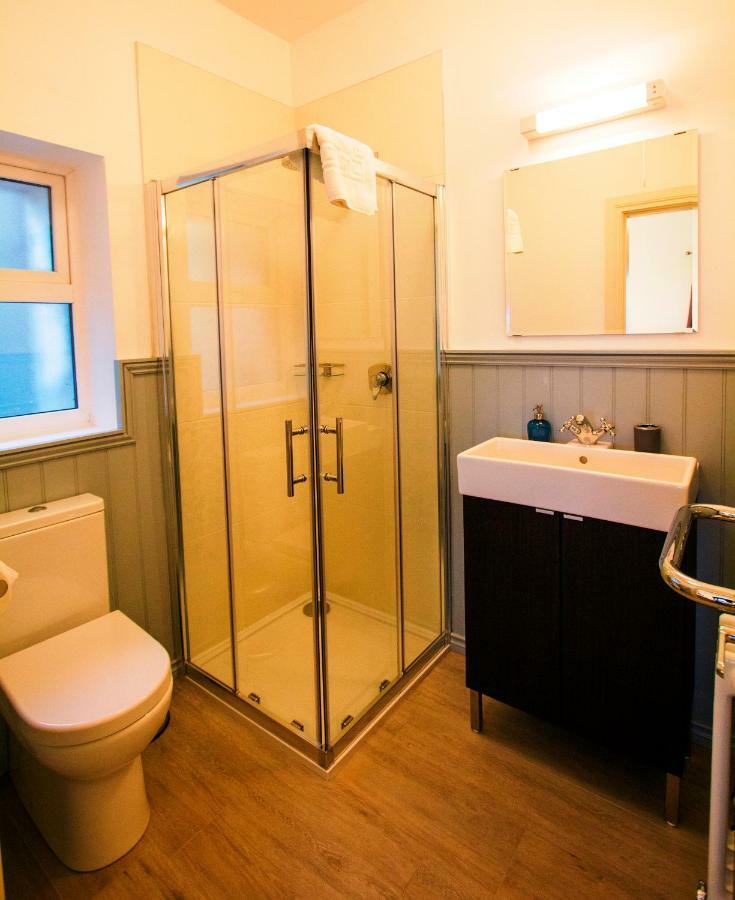 Dingle Garden Townhouse Bed & Breakfast Luaran gambar A shower enclosure